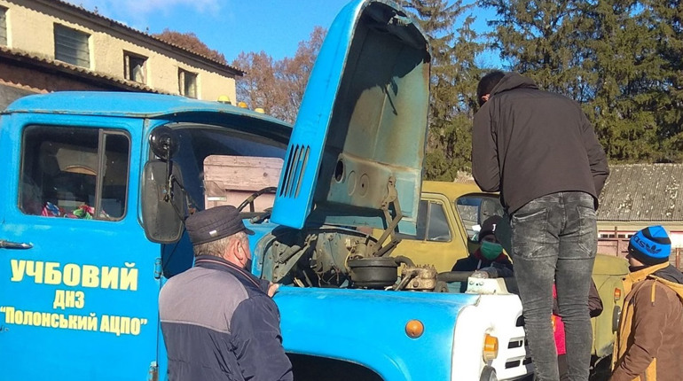 Жінки України освоюють “умовно” чоловічі професії за кошти держави: яких навчають у Полонному