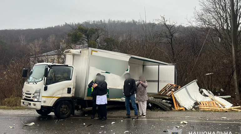 У Кременці зіткнулись дві вантажівки