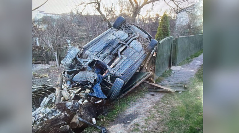 Легковик розтрощив паркан приватного будинку