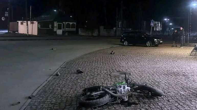 У Полонному зіткнулося легкове авто та мотоцикл: 15-річний мотоцикліст з травмами у лікарні