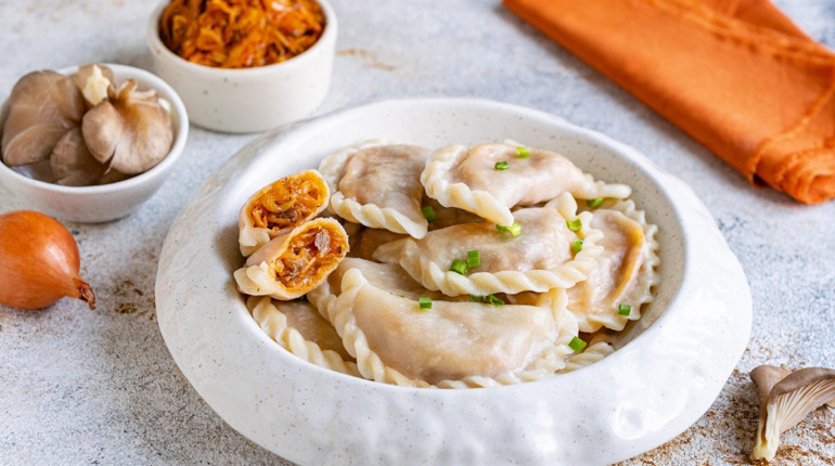 Пісні вареники з гливами і квашеною капустою: покроковий рецепт