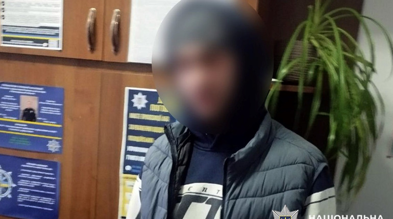 У Старокостянтинові раніше судимий чоловік викрав телефон під час бійки