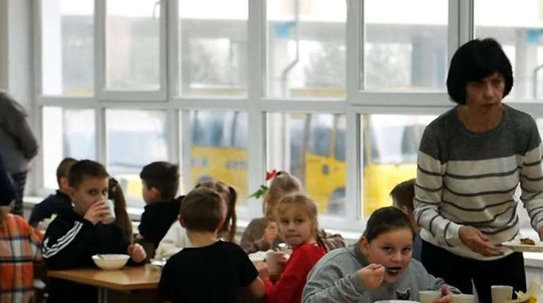 З 1 жовтня 2026 року безоплатно харчуватимуться усі школярі: яка ситуація на Полонщині вже зараз