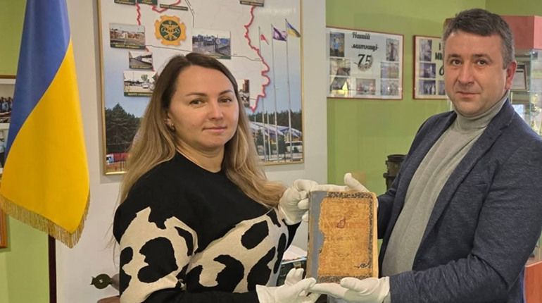 У Кременецько-Почаївський заповідник передали рідкісне Євангеліє 1907 року