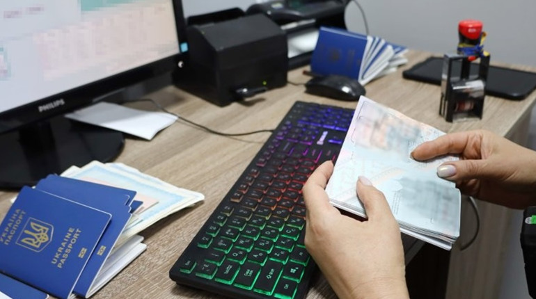 На кордоні з Молдовою в мешканки Хмельницької області виявили чужий паспорт: як це трапилося