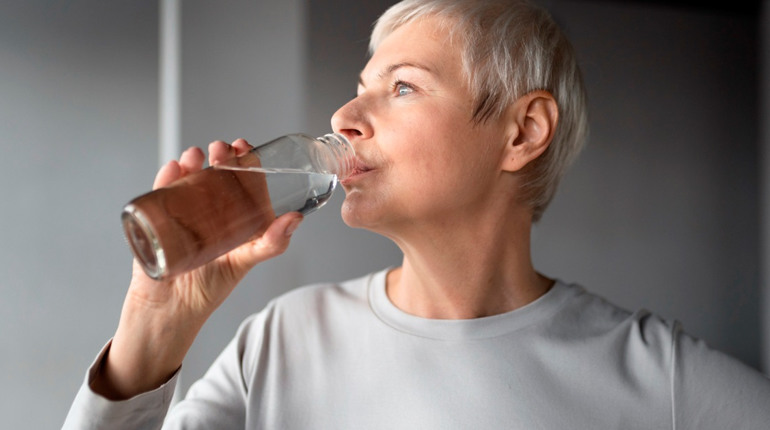Чому важливо пити воду щодня та як виробити просту звичку, що змінить ваше самопочуття