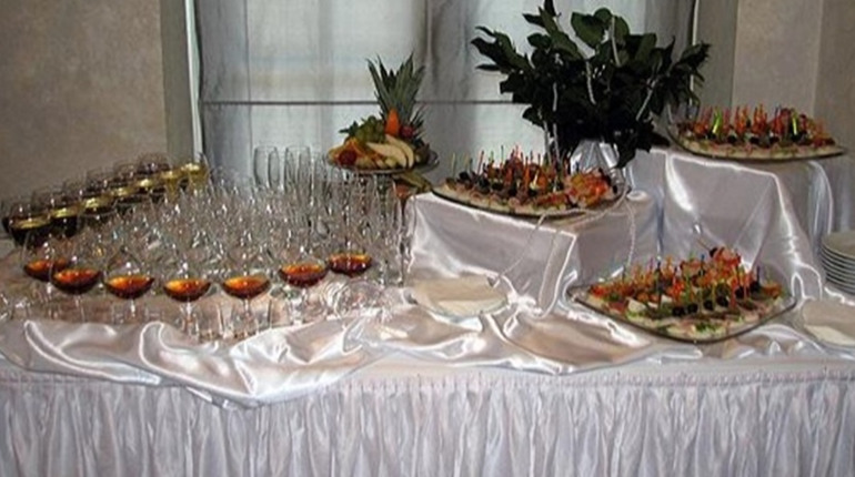 Як обрати бокали для напоїв на фуршеті чи банкеті