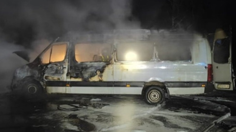 У Мені майже згорів автобус, який віз пасажирів із Корюківки