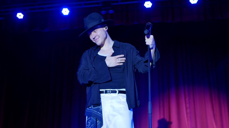 Хотів, щоб полончани відпочили душею у складні часи: у Полонному відбувся концерт Артема NIKITIN