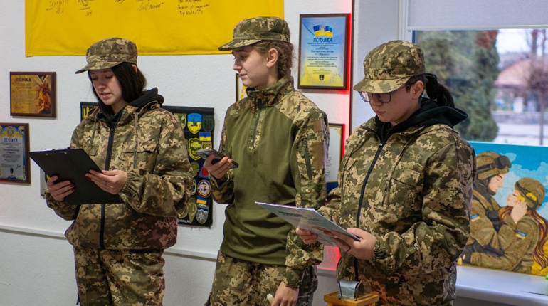 Вифлеємський вогонь миру прибув у Полонську громаду: його привезли вихованці станції юних туристів