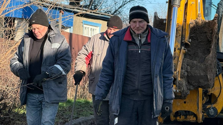 Різдво без вихідних: працівники водоканалу усунули аварію на вулиці Шовковичній у Первомайську