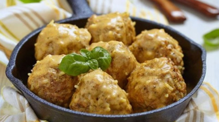 Рецепт дня: курячі їжачки в сметанному соусі