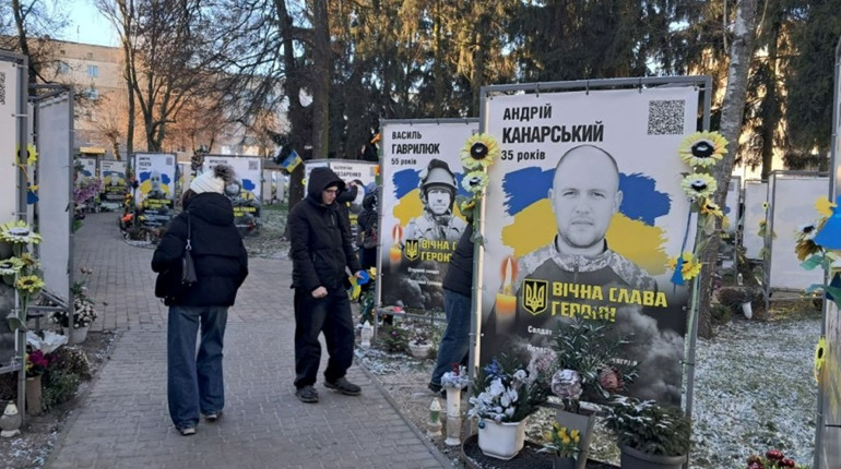 Тиха акція «Ангели пам'яті»: як учні Звягеля вшанували полеглих захисників України