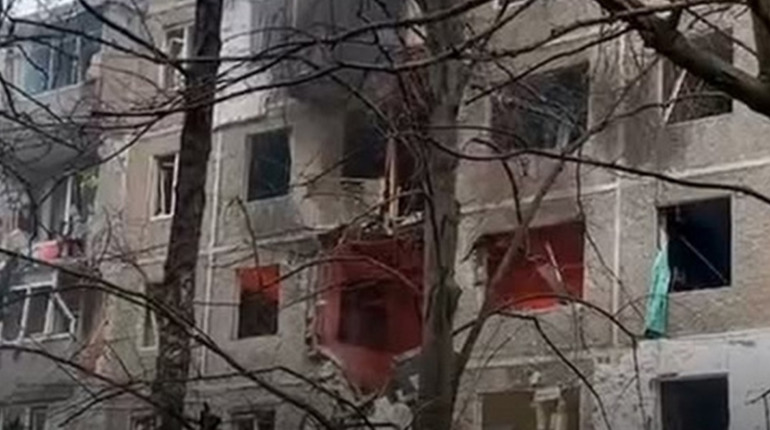 У Чернігові російський дрон влучив у багатоповерхівку: є загиблі та поранені