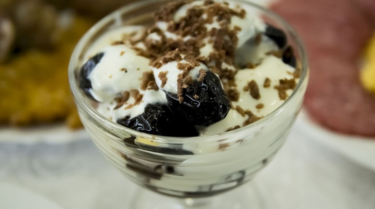 Чорнослив у сметані — смак дитинства, що повертає тепло