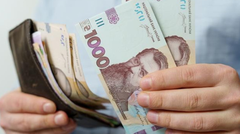 Збільшення зарплати вчителям, 50 000 за народження дитини: що ще чекає українців з 1 січня 2026 року