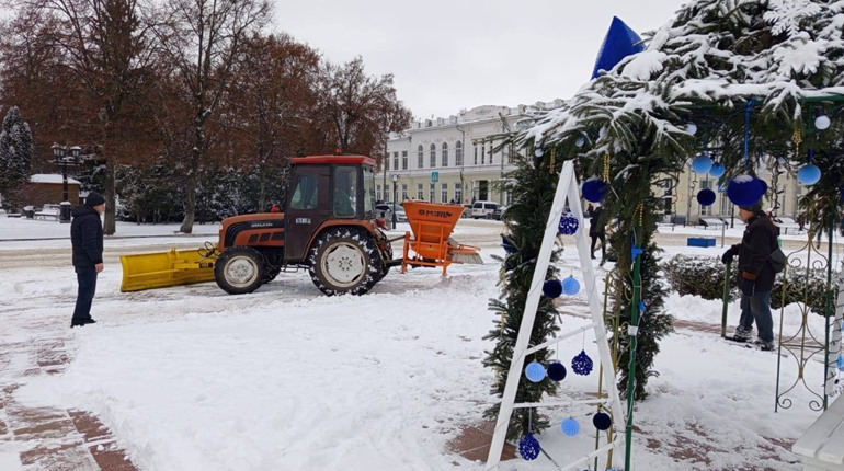 Глухів засипало снігом: місто вдень чистили спецтехнікою