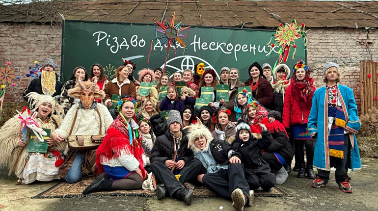 Благодійний ярмарок, коляда і вертеп: репортаж з «Різдва для нескорених» у Первомайську