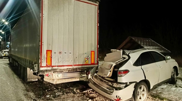 На трасі Київ–Чоп у Звягельському районі Lexus зіткнувся з вантажівкою: двоє травмованих