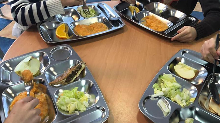 Безкоштовне харчування для всіх школярів: чи запустить уряд масштабну програму з 2026 року?