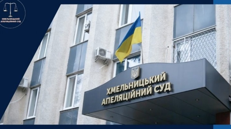 Ревнощі біля під’їзду: жительку Старокостянтинова змусять заплатити 93 тисячі за зіпсоване авто