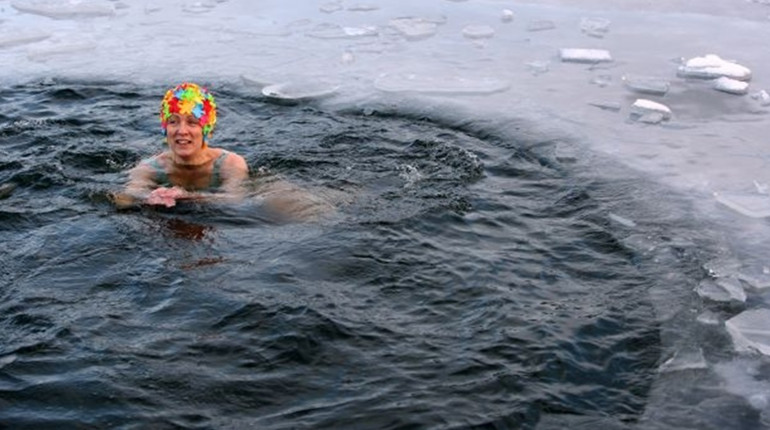 Зимове купання: рятувальники нагадують про правила безпеки біля водойм