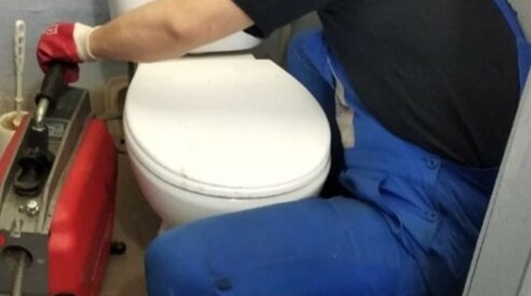 Прочищення унітазу: як усунути засмічення швидко і без зайвих проблем