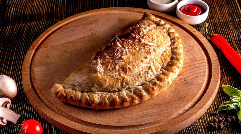 Готуємо кальцоне: класичний рецепт італійської закритої піци