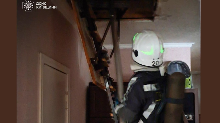 Пожежа в селі Великі Пріцьки на Ржищівщині: горів дах будинку