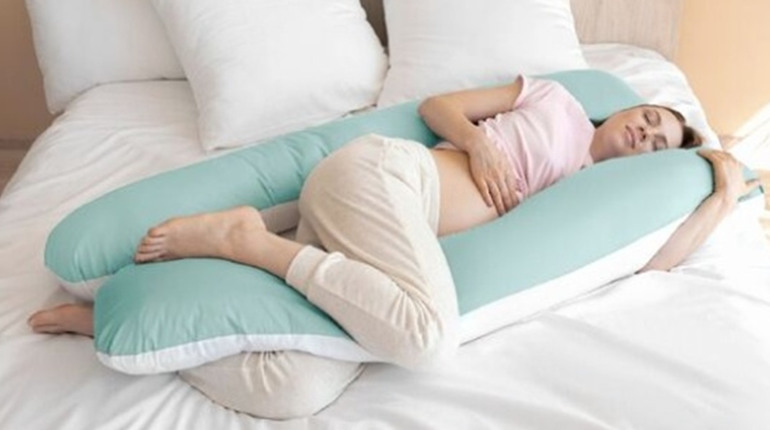 Подушки для вагітних: форми, матеріали та вибір