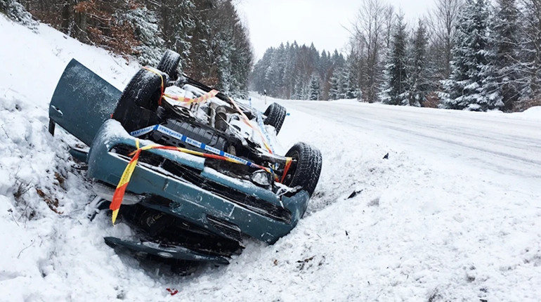 На трасі «Кіпті–Глухів–Бачівськ» сталася аварія через негоду: авто влетіло у відбійник