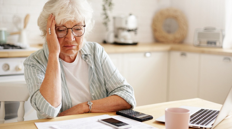 Шахраї розсилають пенсіонерам фейкові повідомлення про «підтвердження віку» для збереження пенсії