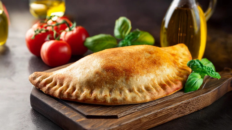 Кальцоне: італійська “закрита” піца у формі півмісяця