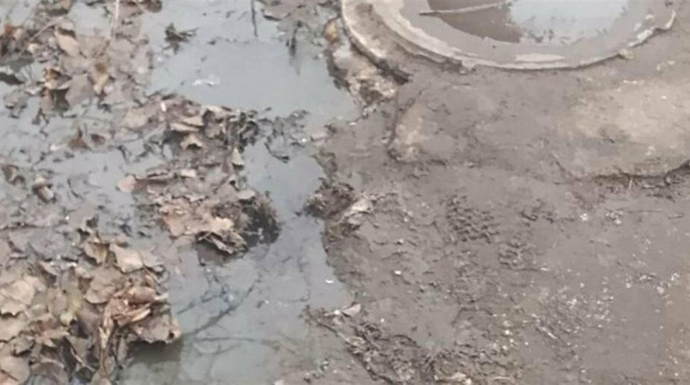 Стічні води на вулицях окупованого міста: мешканці Луганська вимагають ремонту аварійного колектора