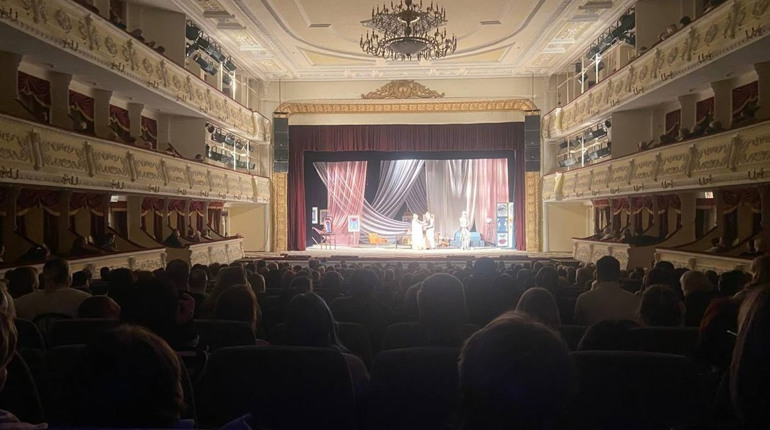 140 переселенців із Херсонщини відвідали театральну виставу у Миколаєві