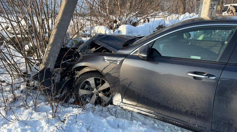 На Одещині авто втікачів від прикордонників в'їхало у стовп