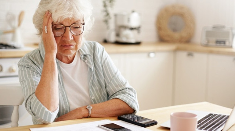 Шахраї масово розсилають фейкові повідомлення про “підтвердження віку” для пенсій