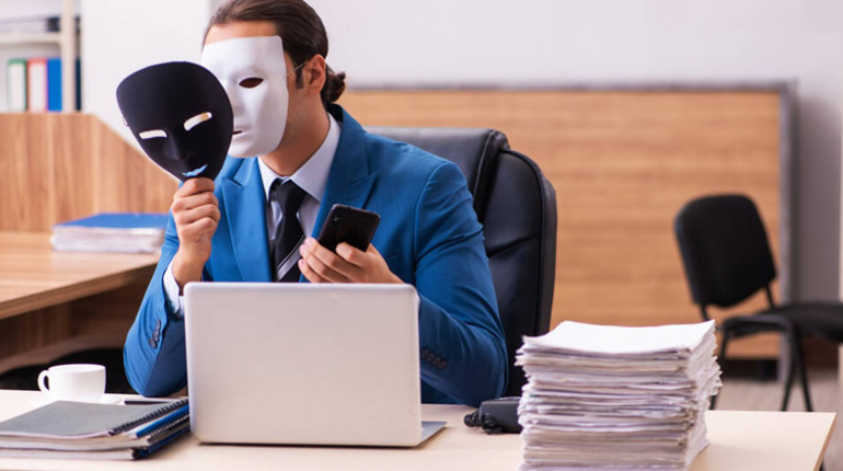 Спочатку блокують картку, потім лякають і вимагають гроші: як працює нова схема шахраїв на ТОТ