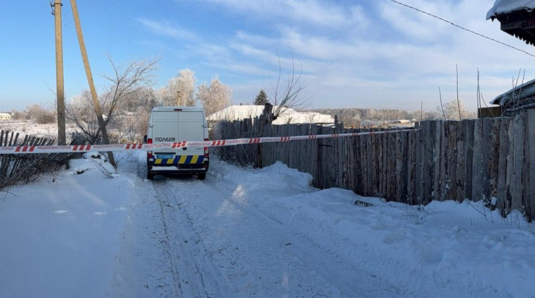 Убив і пішов спати: на Шосткинщині застілля знайомих закінчилося кривавою трагедією