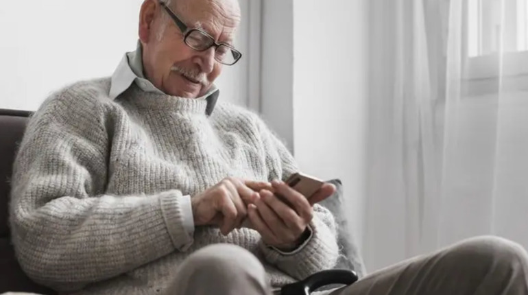 Фейкові повідомлення пенсіонерам: шахраї масово виманюють персональні дані через месенджери