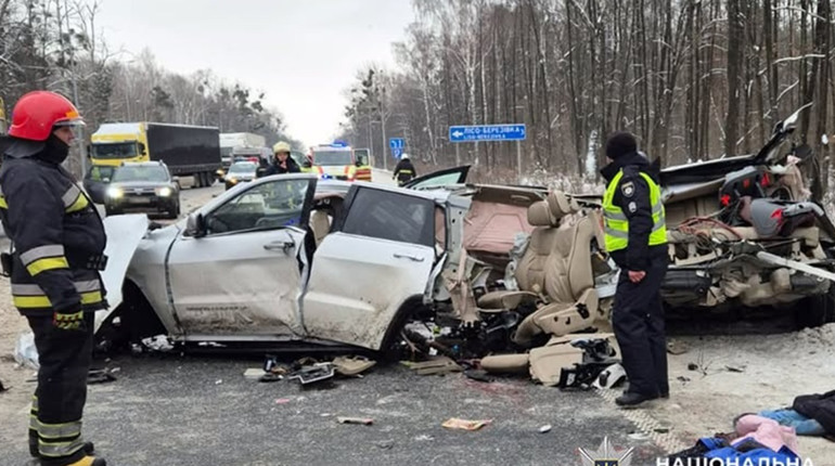 Смертельна ДТП на Хмельниччині: зіткнення позашляховика з автовозом забрало життя двох людей