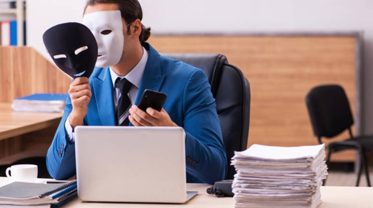 Спочатку блокують картку, потім лякають і вимагають гроші: як працює нова схема шахраїв на ТОТ