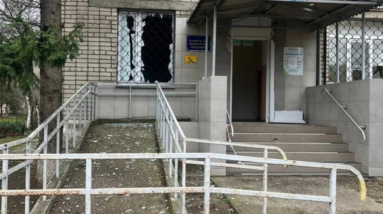 В Олешках російські дрони атакували магазин і лікарню: місто живе під постійним терором