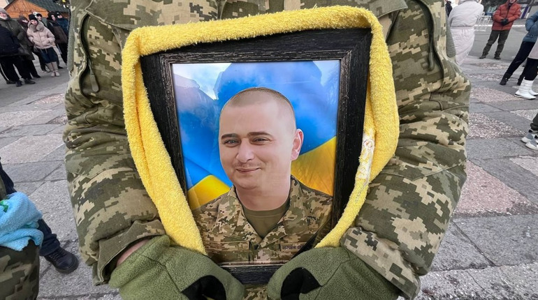 Первомайськ попрощався із загиблим воїном Вадимом Сніжинським