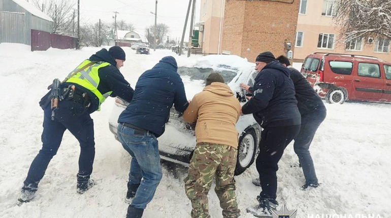 Ситуація на Шепетівщині: дороги засипані, водіям допомагають поліцейські та місцеві мешканці