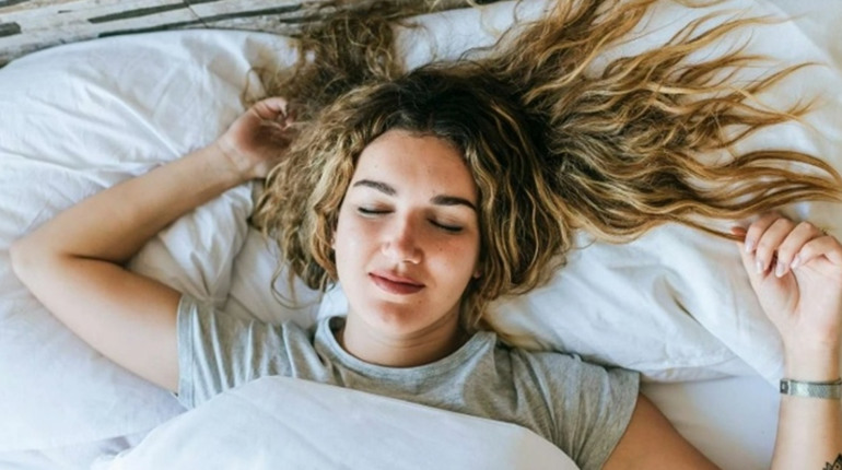 Як позбутися болю в шиї зранку завдяки правильному положенню під час сну