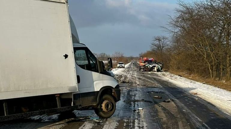 На трасі між Шабо та Сергіївкою легковик зіткнувся з вантажівкою: загинув водій