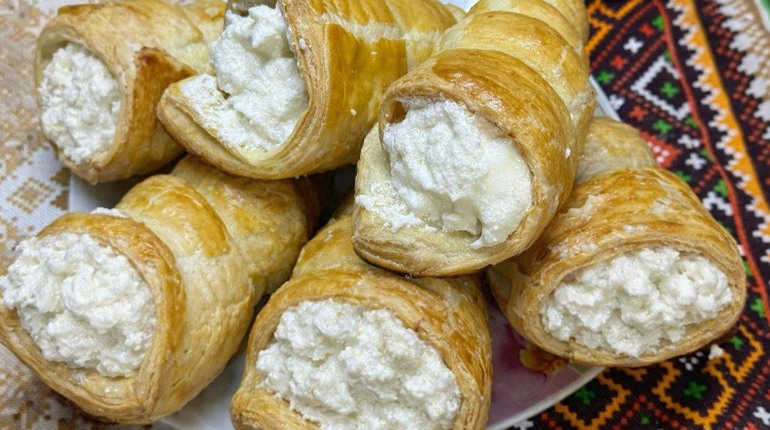 Як дома зробити листкові трубочки з кремом: відеорецепт