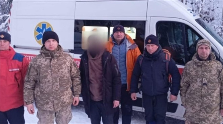 Хотів потрапити в Румунію та ледь не замерз: мешканця Хмельниччини врятували прикордонники