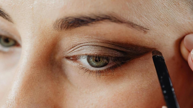 Як зробити виразний погляд: найкращий контурний олівець для очей у щоденному макіяжі